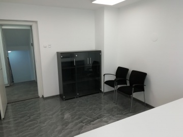 Omara s steklenimi vrati